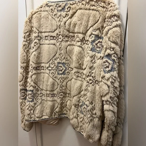 Cozy Beige Patterned Jacket - Picture 4 of 7